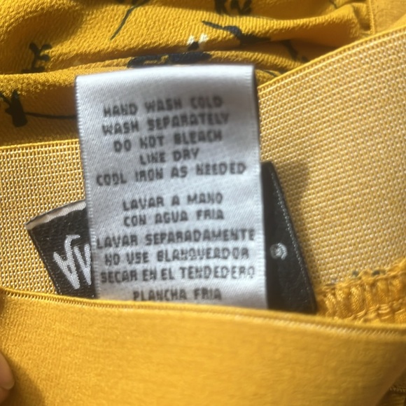 Andi + James Pleated Skirt with Floral Print in Mustard Yellow. Size L - Picture 9 of 10